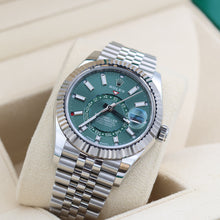 Załaduj obraz do przeglądarki galerii, Rolex Sky-Dweller ref. 336934 Green dial - Jubilee - Full Set