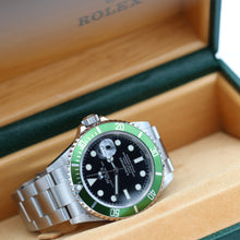 Załaduj obraz do przeglądarki galerii, Rolex Submariner Date 16610LV (Kermit) with Green Bezel