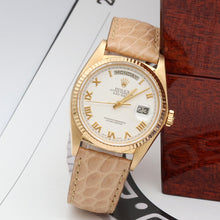 Kép betöltése a galériamegjelenítőbe: Rolex Day-Date ref. 18038 White Roman Dial - Leather strap