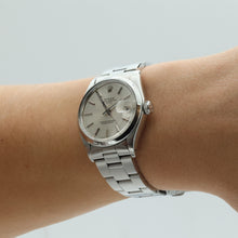 Carica l'immagine nel visualizzatore di Gallery, Rolex Oyster Perpetual Date ref. 1500 - Silver dial (V III)