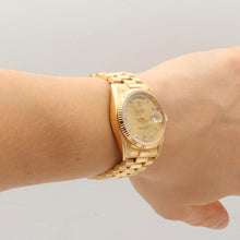 Carica l'immagine nel visualizzatore di Gallery, Rolex Day-Date 36 ref. 18038 - Champagne Diamonds dial - President Bracelet