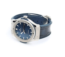 Bild in Galerie-Viewer laden, Hublot Classic Fusion Blue Ref. 542.NX.7170.RX - 42 mm Titangehäuse