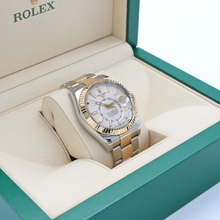 Bild in Galerie-Viewer laden, Rolex Skydweller Stahl/Gold Ref. 326933 Weißes Zifferblatt Auster Armband - Voller Satz