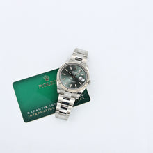 Bild in Galerie-Viewer laden, Rolex Datejust Ref. 126334 grüne Zifferblatt -Austernarmband - Voller Satz
