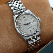 Bild in Galerie-Viewer laden, Rolex Datejust ref. 1601 - White Gold Bezel - Silver Linen Dial - Full Set
