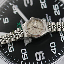 Carica l'immagine nel visualizzatore di Gallery, Rolex Lady-Datejust ref. 69174 - SIlver Linen Dial - Jubilee bracelet
