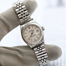 Carica l'immagine nel visualizzatore di Gallery, Rolex Lady-Datejust ref. 69174 - SIlver Linen Dial - Jubilee bracelet
