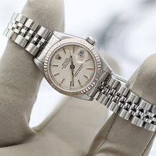 Carica l'immagine nel visualizzatore di Gallery, Rolex Lady-Datejust ref. 69174 - SIlver Linen Dial - Jubilee bracelet
