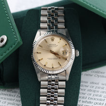 Cargar imagen en el visor de la galería, Rolex Datejust ref. 1601 - Champagne Dial Special Saudi - Jubilee Bracelet
