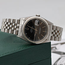 Cargar imagen en el visor de la galería, Rolex Datejust ref. 16220 Black (Circle) Dial Jubilee Bracelet Full Set
