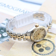 Bild in Galerie-Viewer laden, Rolex Lady-Datejust Ref. 6917 - Stahl und Gold - Silber mit goldenen Indizes Zifferblatt - Jubiläumsarmband
