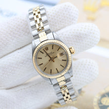 Bild in Galerie-Viewer laden, Rolex Lady-Datejust Ref. 6917 - Stahl und Gold - Silber mit goldenen Indizes Zifferblatt - Jubiläumsarmband
