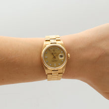 Carica l'immagine nel visualizzatore di Gallery, Rolex Day-Date 36 ref. 18038 - Champagne Diamonds dial -  President Bracelet
