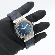 Bild in Galerie-Viewer laden, Hublot Classic Fusion Blue Ref. 542.NX.7170.RX - 42 mm Titangehäuse
