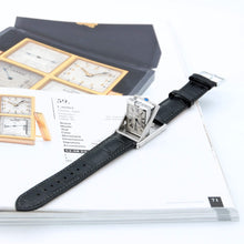 Bild in Galerie-Viewer laden, Cartier Tank Basculante Handaufzug ref. 2390 – Paris Boutique Edition „Offener Gehäuseboden“
